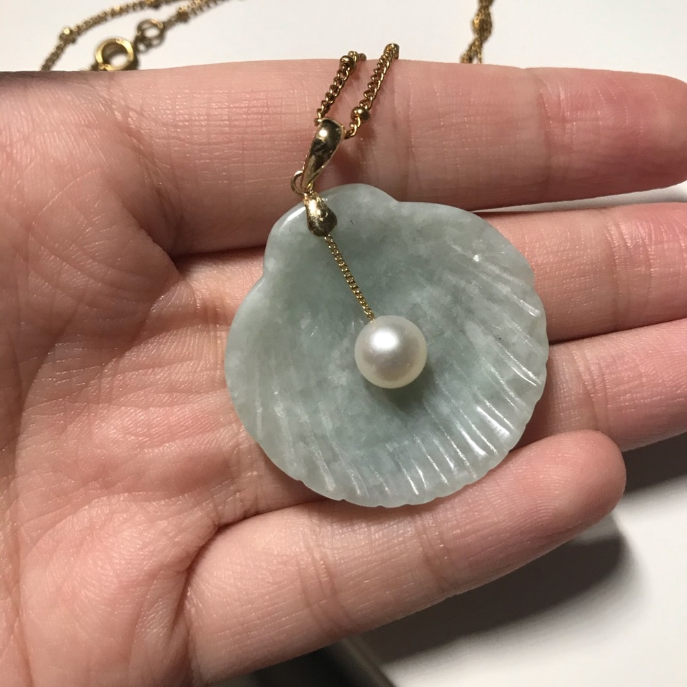 VINTAGE JADE 14K GOLD SEASHELL NECKLACE